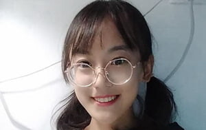 某師範學院學霸模樣眼鏡反差婊，分手不雅自拍視圖被前男友爆出4P+5V