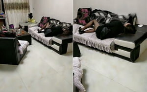 嫂子客廳沙發上褕褕紫薇,小叔子大膽上前開撩,順勢摸茓,濕透了,連著幹兩炮,大哥餵不飽