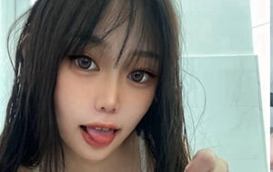 某音大學生兼職小主播被土豪各種紅包套路定制私拍福利，青春活力學生妹29P+4V