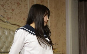 大神套路懵懂學生妹，高價讓妹子穿上JK制服、高透肉絲拍攝大遲度私拍，太嫩了120P+1V