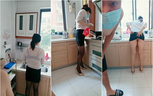 熟女控小夥勾搭美艷40多歲小姑姑，大白天從廚房幹到餐桌，再幹到陽臺，窗簾也不拉，對面看光光