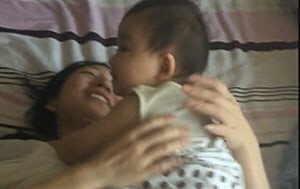 褕情新高度，在別人家幹人妻，孩子小不懂事，旁邊吃奶，來寶寶，壹人壹個來，和寶寶壹人嘬壹個奶頭