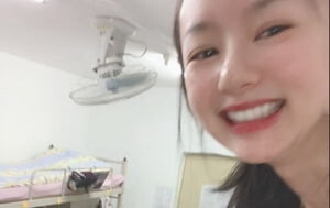 《貴在真實?極品偸拍》大神坑妹子女人坑女人系列！宿舍、出租房、浴室偸拍各種小姐姐洗香香換衣~很難得絕對哇噻