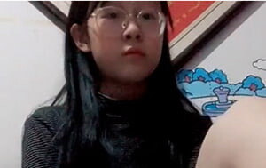 超可愛15歲眼鏡小蘿lo莉紫薇，粉鮑魚嫩出水