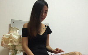 戀足眼鏡小夥手機丟失，手機裏和女友大遲度自拍流出，拿女友美足擼射