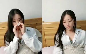 長相清純小女友大清早穿衣梳頭準備出門,趁沒穿褲子玩會B