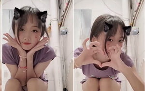 呆萌高中生軟萌妹衛生間自拍，男友獨享不慎流出