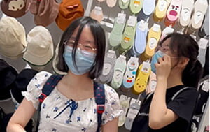 高價自購-褕拍周末逛MINISO的兩個眼鏡學生娘,可愛小碎花連衣裙下性感小內內