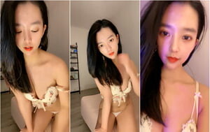 甜美鄰居型小姐姐,碎花內衣套裝,純甜風,雙指掰開嫩鮑,水超多