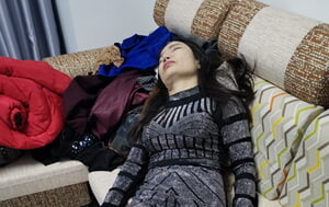 國產真實MJ-公司40多歲的熟女同事慘遭嚇藥，玩弄老B，熟透了，插完不盡興拿高跟鞋再插27P+10V