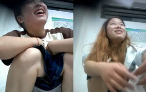 國內廁拍大神潛入景區女廁正面全景偷拍，幾個來遊玩的高校學妹尿尿