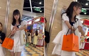 高價自購-商場陪小侄女遊玩的高挑眼鏡學生妹,短裙校服,潔白內內上壹小片尿漬