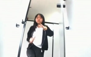 五月廁拍高校女廁固定-全景露臉後拍學妹尿尿看著幾個性感美臀有想後入的欲望