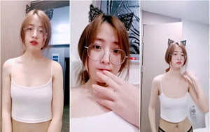 圓框眼鏡文靜學生妹躲在衛生間偷偷摸摸果聊，白凈小吊帶下誘惑肉體