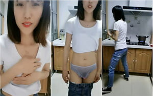 反差辣媽，全職良家少婦廚房給女兒做午飯，短裙下塞著跳蛋，女兒天真的和媽媽聊學校事