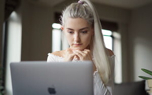 伊娃劇情-上網課無聊邊聽邊自慰男友看到受不了直播做愛後入射了好多-4K原畫