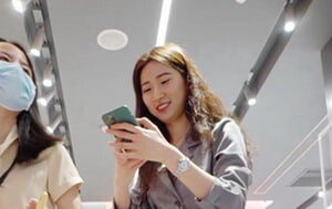 YC商場抄底細長腿尖高跟絕色麗人,性感蜜桃臀把透明內褲夾腚溝裏