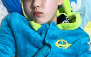 深夜偷偷到侄女房間，扒開睡衣看身體，粉乳嫩鮑發育真不錯，不敢撥弄，只能看