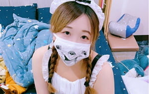 操Jk美眉 好濕啊 是不是好久沒有被操了 嗯 好色妹子沒錢的時候來找我 塞著肛塞在沙發壹頓輸出