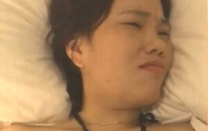 國產自拍，貴在真實，開房和公司同事玲姐褕情，拿著肉棒在外側摩擦慢慢推入