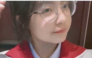 偷拍眼鏡小侄女洗澡,兩只小小的竹筍奶真可愛,附抖音自拍2V