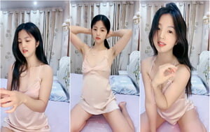 高顏值禦姐剛洗完澡穿著睡衣撩騷，很居家，擡起胳膊，腋下腋毛很性感