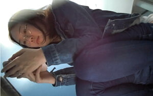 大膽牛人手持褕拍校園女廁，眼鏡學生妹，沒想到還是白虎