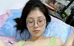 黑框眼鏡反差婊，VX上張開雙腿和男友撩騷，讓男友射屏15P+5V