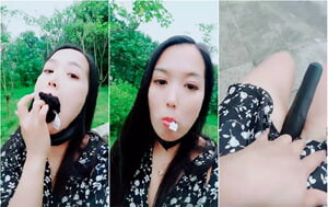 风臊少妇户外玩的刺激，塞著跳蛋逛公园，爱液乱喷，找个男厕没人进去脱光光