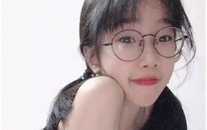 可愛貧乳眼鏡小蘿莉被PUA，紫薇自拍給男友看，胸部還沒發育3V