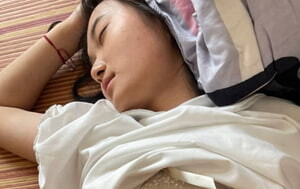 文藝高中學生妹欠錢未還，肉償還債，土豪大叔有福了，連艹兩天嫩鮑7P+3V