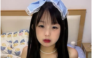 圓潤可愛OO後小蘿L莉,女仆裝誘惑,毛還沒長齊就被看光光